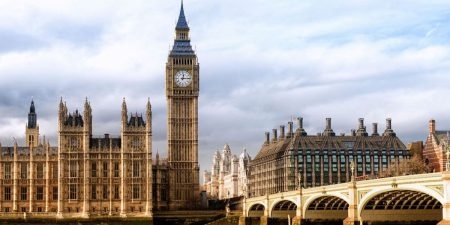 Возле парламента Британии мужчина пытался себя поджечь