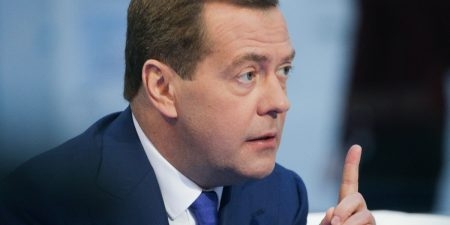 Медведев подписал поручения об ускорении роста экономики