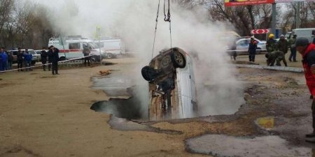 СК в Пензе завел дело после смерти двух человек в машине, провалившейся в яму