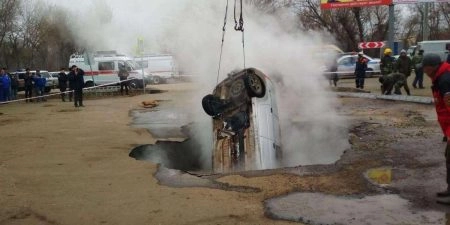 СК в Пензе завел дело после смерти двух человек в машине, провалившейся в яму