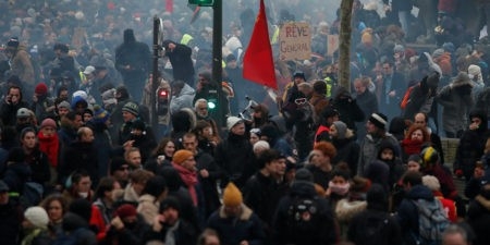 В Париже проходит новая акция протеста против пенсионной реформы