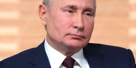 Путин призвал готовиться к любому развитию событий