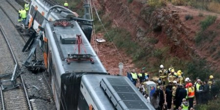 Поезд в Китае сошел с рельсов из-за оползня — СМИ