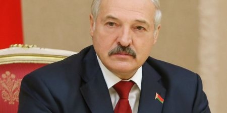 Лукашенко отпраздновал День Рождения с автоматом