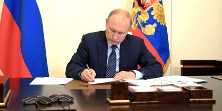 Путин подписал указ о присвоении звания Героя Труда