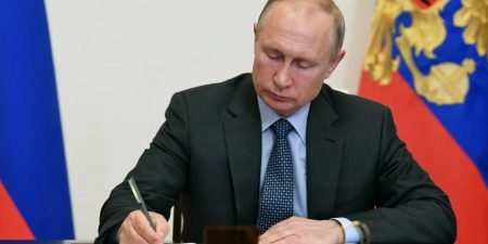 Путин направил телеграмму Макрону