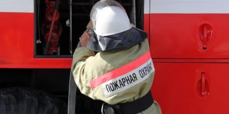 В Тюмени горит кровля многоквартирного дома