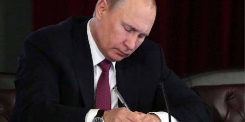 Путин подписал закон, позволяющий удаленно устраиваться на работу