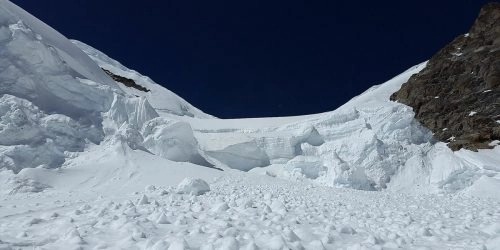 В Афганистане 20 человек накрыла лавина