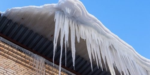 В центре Москвы на женщину упала снежная глыба