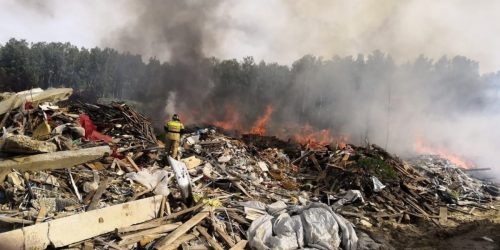 В Екатеринбурге горит свалка бытовых отходов