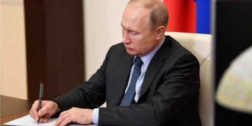 Путин продлил на 2023 год действие указа 2014 года об антисанкциях