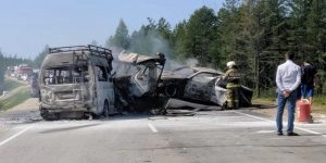 В Якутии грузовик протаранил автобус: есть жертвы