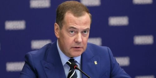 Медведев потребовал соблюдать сроки выдачи паспортов в регионах