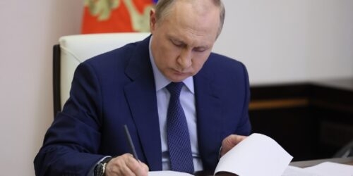 Путин провел оперативное совещание с Совбезом РФ