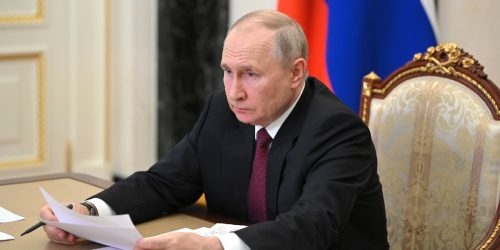 Путин продлил действие мер в ответ на санкции