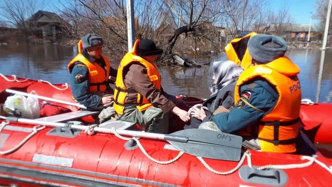 Ситуация с паводками: вода перешла через мост в районе Малое Чаусово