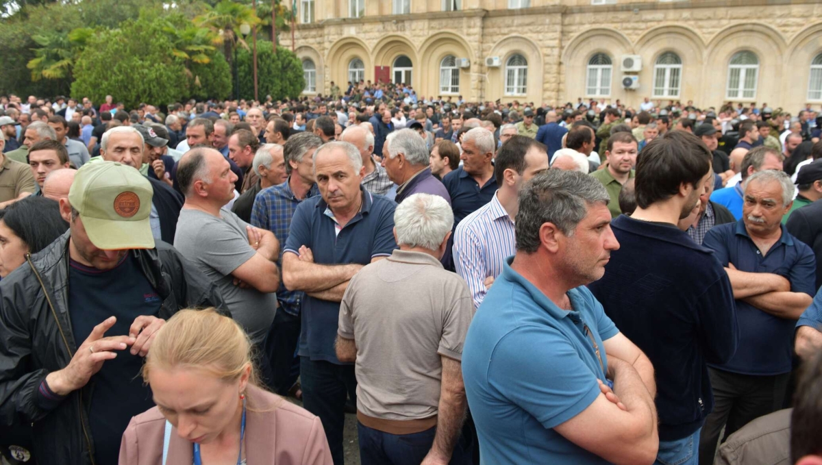 В центре Сухума прошли митинги 