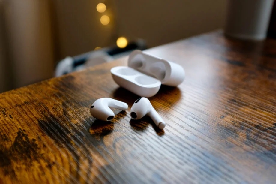 AirPods 4: обзор беспроводных наушников от Apple