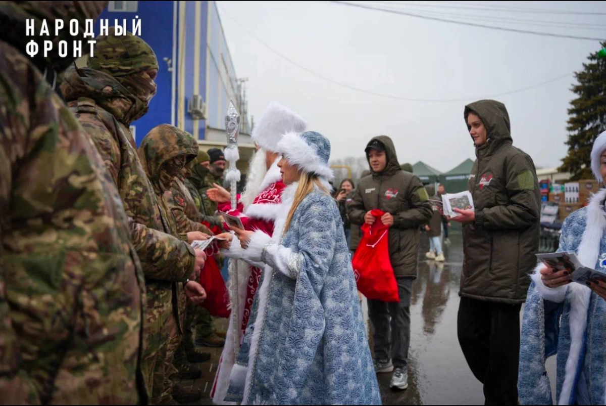 Народный фронт в Ростове-на-Дону передал военнослужащим специальный Новогодний сбор 