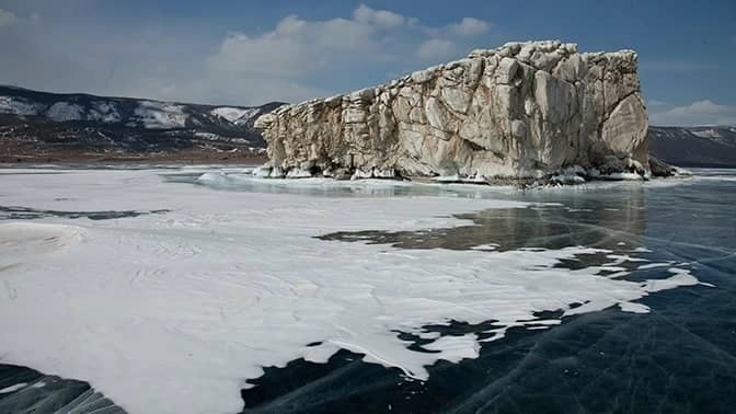 На Байкале спасли провалившихся под лед