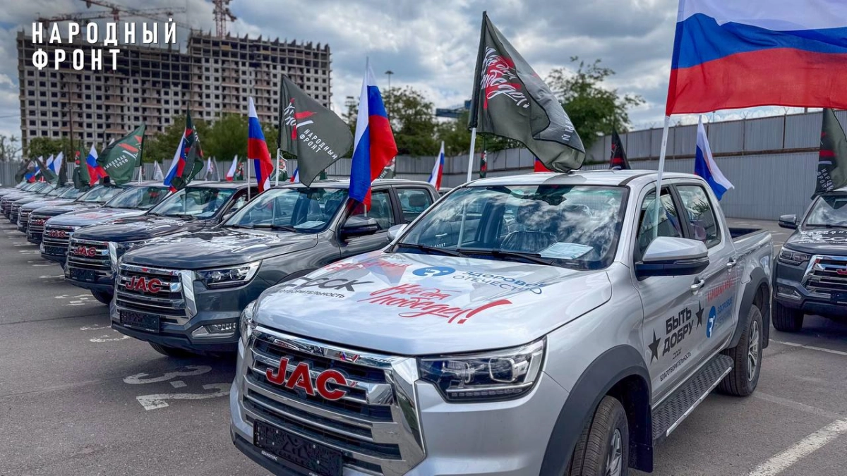 Народный фронт совместно с ССК передал 50 пикапов российским бойцам на передовой