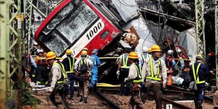 Япония: Поезд сошел с рельсов, есть жертвы