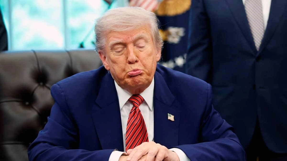 Трамп споткнулся, поднимаясь по трапу