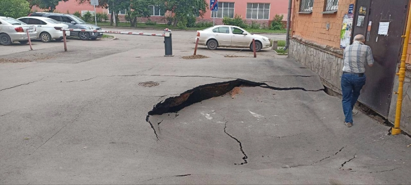 Под стеной здания в Красноярске провалился грунт
