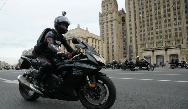 В Госдуме предложили разрешить мотоциклам движение по выделенным полосам