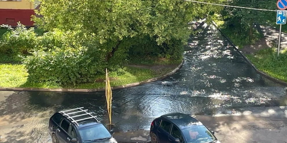 Коммунальная авария в Королеве затопила улицы нечистотами