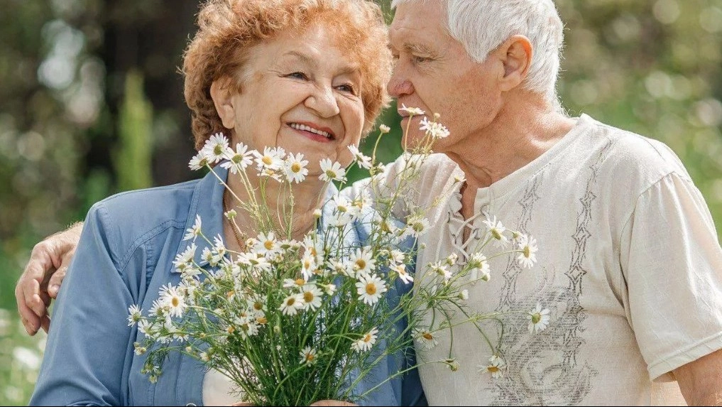 Почти 8 тысяч заявок на выплату к юбилею брака подали онлайн в Подмосковье