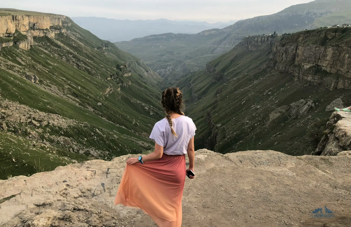 Туристка в Дагестане вызвала недовольство местных жителей откровенной фотосессией