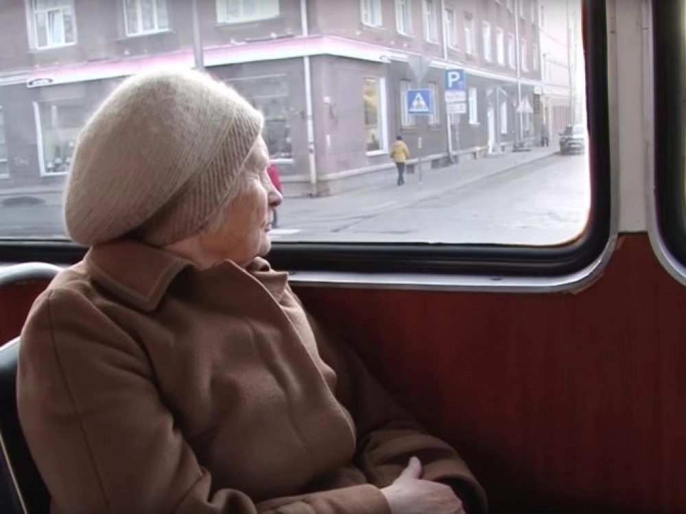 В Красноярске пенсионерка сломала палец подростку в автобусе
