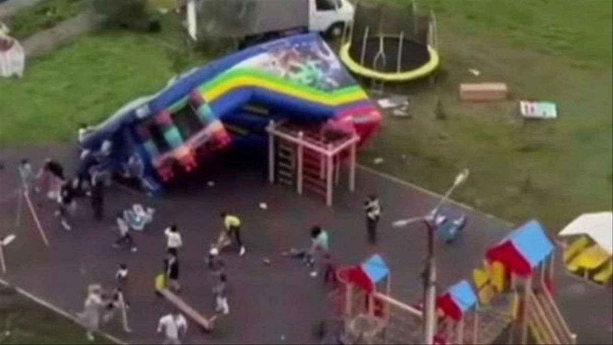 В Уфе из-за сильного ветра перевернулся батут с детьми