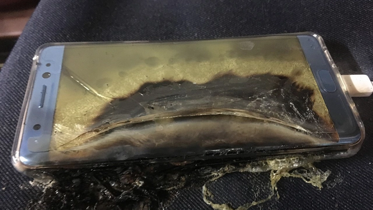 В Подмосковье у подростка взорвался смартфон во время зарядки