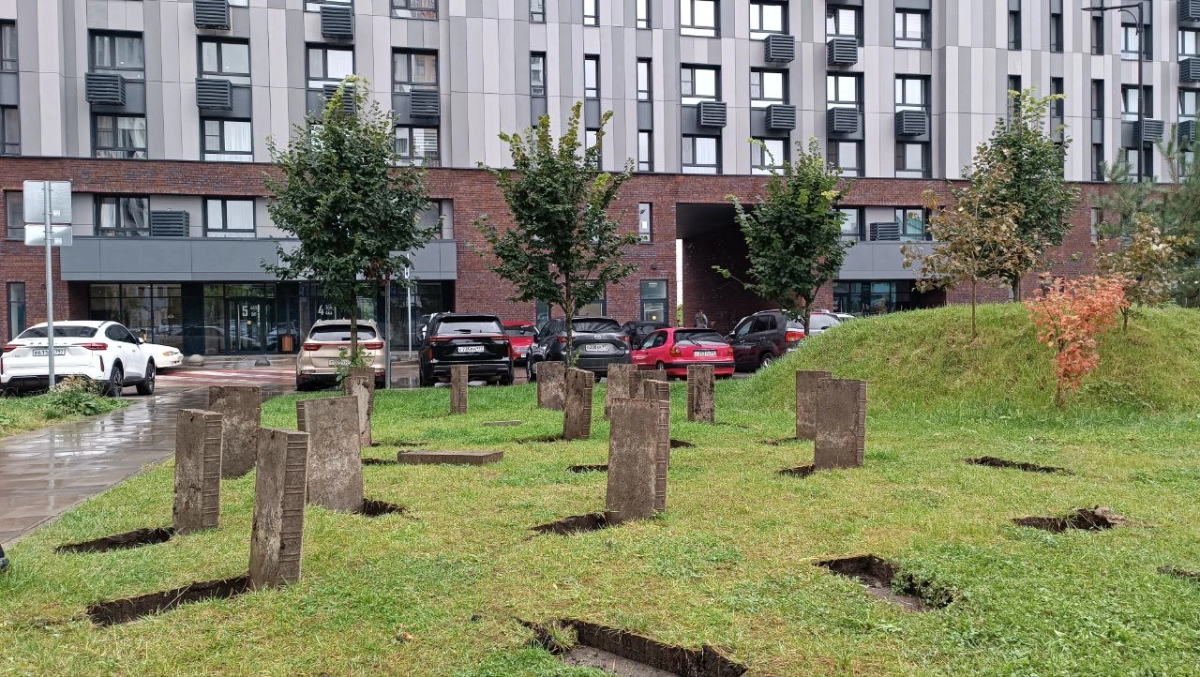 Во дворе ЖК в Новой Москве появились плиты, похожие на надгробия