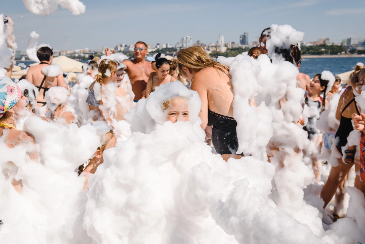 Четырехлетняя девочка чуть не задохнулась в пене на вечеринке в сочинском аквапарке