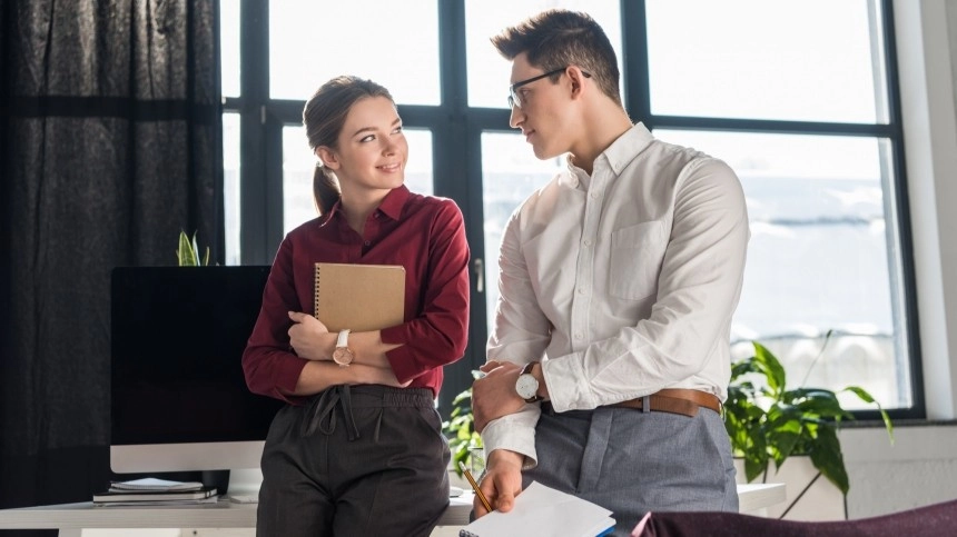 Депутат предложил ввести санкции за флирт на работе для женатых сотрудников