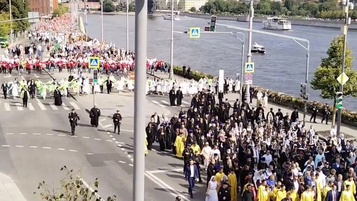 Патриарх Кирилл возглавил крестный ход в Москве