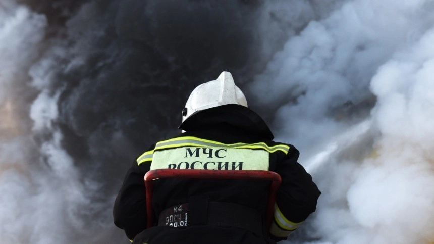 Крупный пожар произошел на складе во Владивостоке