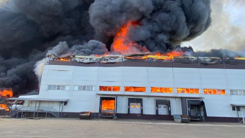 Пожар на складе в Дмитровском округе охватил 15 тысяч квадратных метров