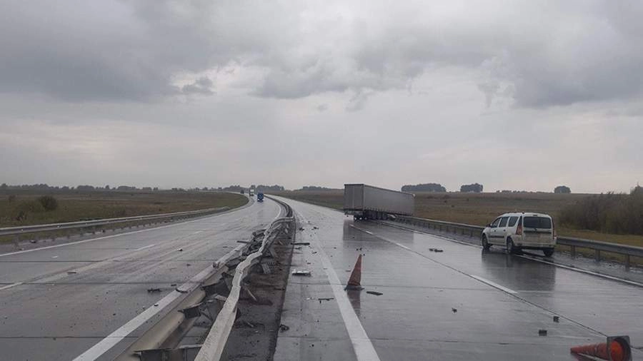 Три человека погибли в лобовом столкновении фур под Новосибирском