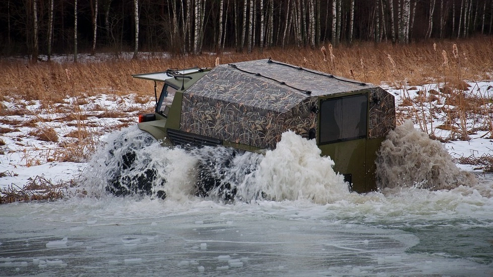 Вездеход с геологами рухнул в озеро в Забайкалье из-за отказа тормозов
