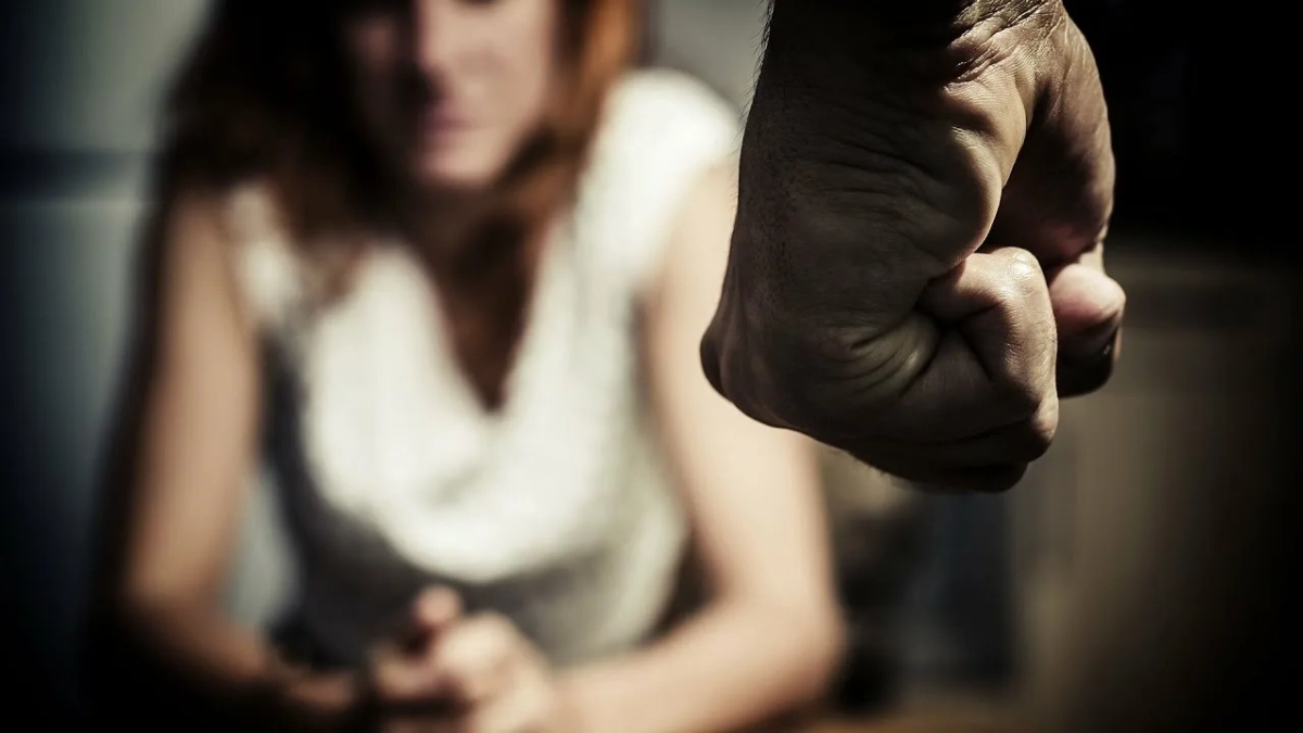 В Калининграде бывший муж несколько часов избивал многодетную мать в машине  