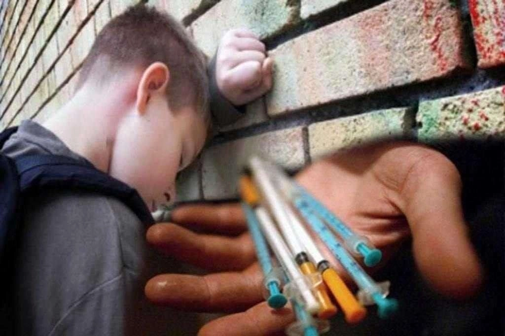 В Энгельсе мать подсадила девятилетнего сына на синтетические наркотики  
