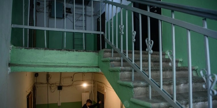 В Екатеринбурге трупный запах из квартиры с телом пенсионерки проникает в соседние помещения