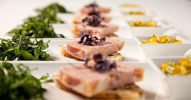 Шеф-повара кейтеринга обвинили в отравлении выпускников уральского вуза