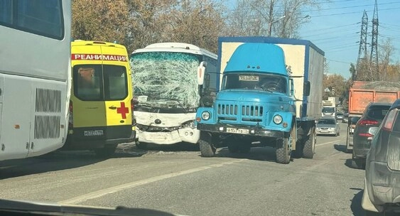 В Екатеринбурге при столкновении двух автобусов пострадали 14 человек