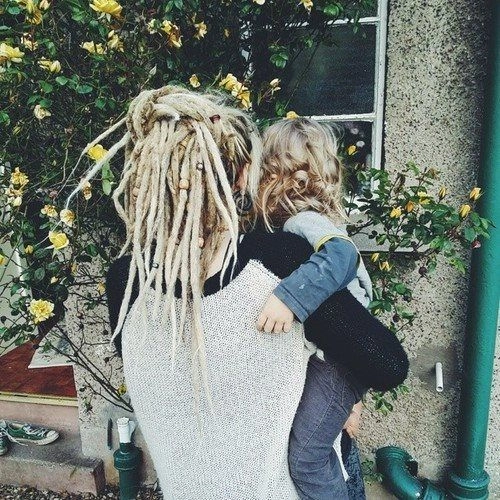 Женщины с детьми напали на девушку с дредами из-за громкой музыки в Тюмени